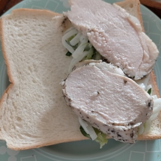 サラダチキンと大根ときゅうりのサンドイッチ